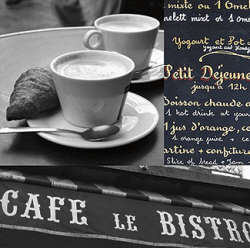 קפה צרפתיצילום שחור לבן מאג ספל קרואסון בית קפה