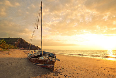 	ספינה ישנה סירה ישנה   _Old-boat-on-the-yellow-sand