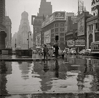 _New_York_March_1943._Times_Square_on_a_rainy_day