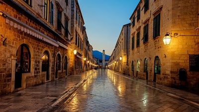 סמטה אחרי הגשם  -side_street_after_rain_at_dusk_lights