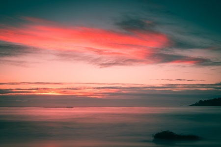 A pink sunset on the beachשקיעה - A-pink-sunset-on-the-beach-in-Carmel