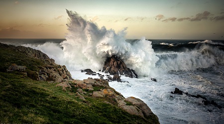 גלים מתנפצים על סלע wave_crashing_on_rock