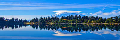 הרים ואגם   Mount Rainier from Summit Lake