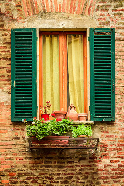 איטליה - חלון מעוצב עם פרחיםאיטליה - חלון מעוצב עם פרחים