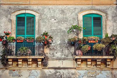 איטליה - מרפסות ישנות עם פרחים