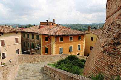  טוסקנה  טוסקנה _Lari-Tuscany-castle-steps
