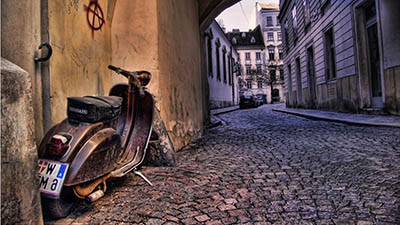 וספה  וספה   איטליה  old_plaggio_scooter_in_side_street_italy
