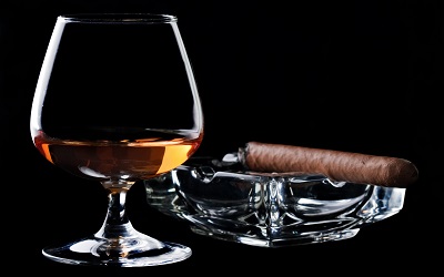 Brandy  And  Cigar    תמונות של משקאות 