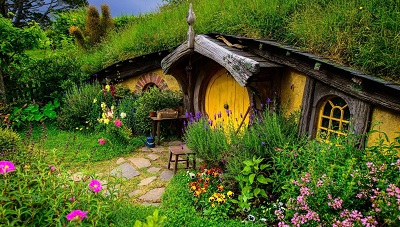 כפר ההוביט The Hobbit Village - תמונה על קנבס,מוכנה לתליה.כפר ההוביט The Hobbit Village
