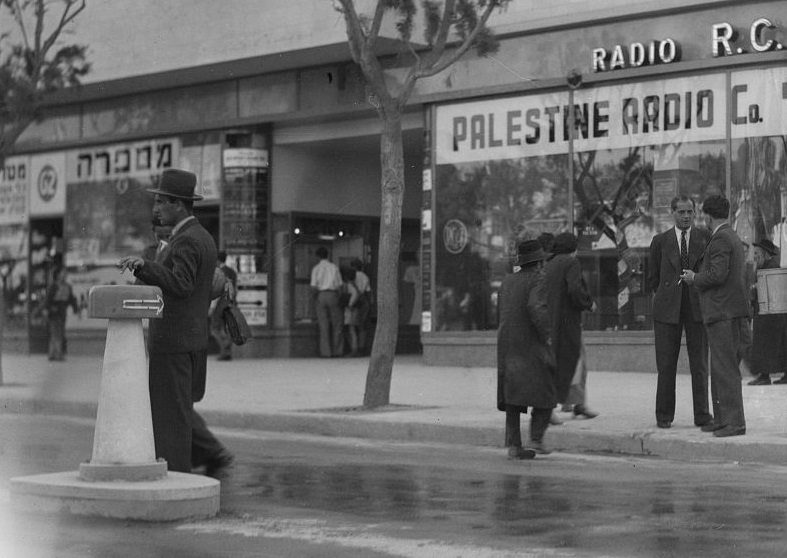 רדיו פלסטינה - תל אביב  - תמונה על קנבס,מוכנה לתליה.רדיו פלסטינה - תל אביב