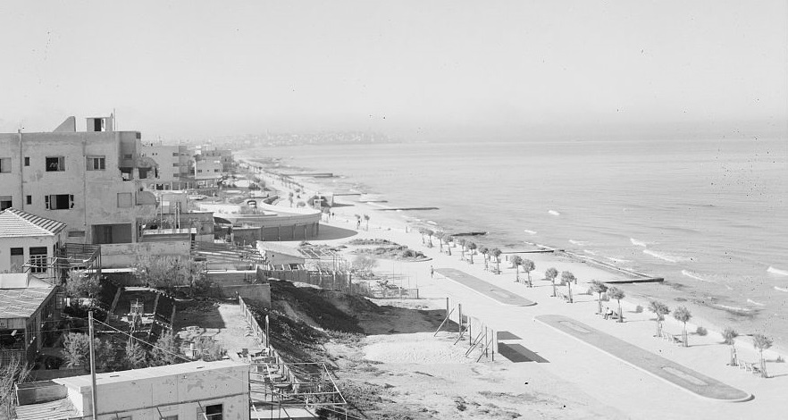 טיילת חוף הים - תל אביב  - תמונה על קנבס,מוכנה לתליה.טיילת חוף הים - תל אביב